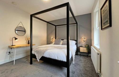Windsor City Centre Apartment | Luxury Central Windsor 5 Bed Home, Parking, Private Garden - Windsor Castle View, Legoland, Ascot, Heathrow Airport