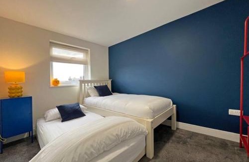 Windsor City Centre Apartment | Luxury Central Windsor 5 Bed Home, Parking, Private Garden - Windsor Castle View, Legoland, Ascot, Heathrow Airport