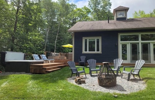 Austin Ski Chalet | Luxury Chalet Austin: Hot Tub, Lake & Mountain View