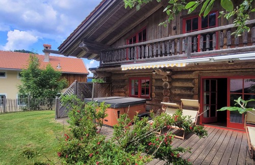 Ruhpolding Apartment | Luxury chalet natural log cabin, 165sqm, 3 bedrooms, 2 bathrooms, fireplace, terrace with jacuzzi