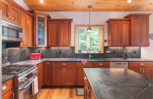 Jackson Ski Chalet | Luxury chalet nr Attitash w/fireplace-3 br;2+ba