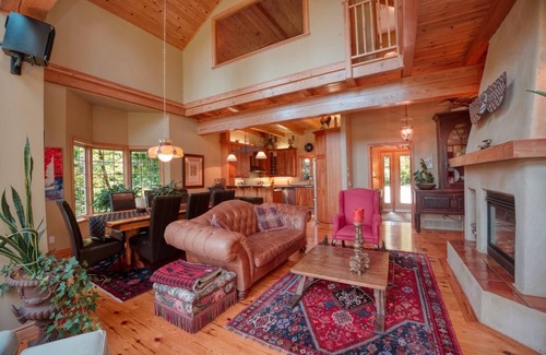 Villa des Bois Ski Chalet | Luxury Charming Private Waterfront Property & Close to Ski/Golf (10min)