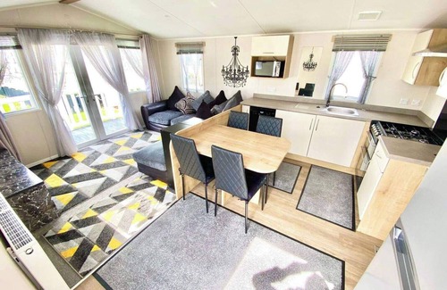 Selsey Cabin | Luxury Chichester caravan Seaside Retreat