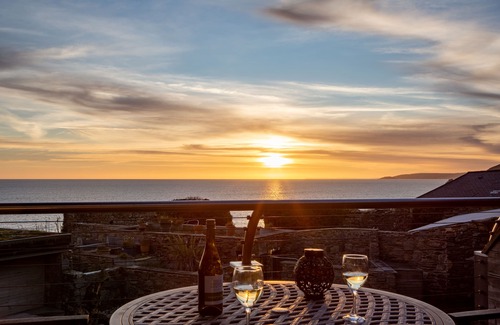 Portwrinkle House | Luxury coastal cottage 20m from the beach. Fantastic sea views. Dog friendly.