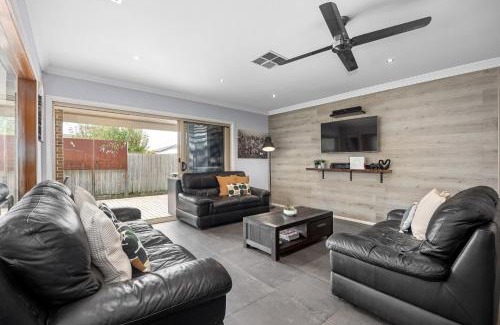 Tootgarook House | Luxury Coastal Escape - Spacious Group Accommodation