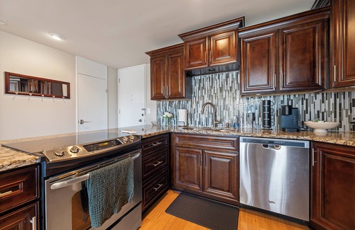 Downtown Omaha Condo | Luxury condo in Midtown Crossing on 8th floor with breathtaking city park views