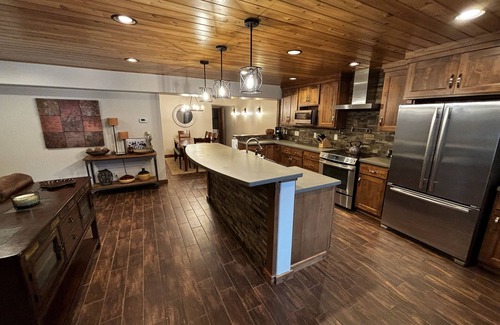 Coolin Condo | Luxury condo perfectly located in Cavanaugh Bay! Fully furnished!