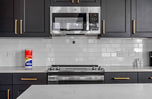 Oakford Park Apartment | Luxury Condo! Sleep the Whole Family | Pool/Gym