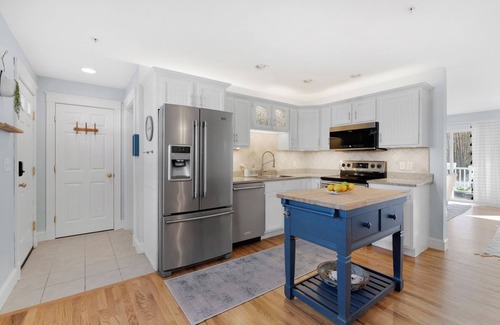 Old Orchard Beach Condo | Luxury Condo with a Pool in wonderful Old Orchard Beach!