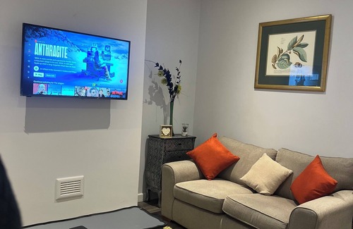 Northampton House | Luxury, Cosy and Quiet 4-bed House close to town centre and transport