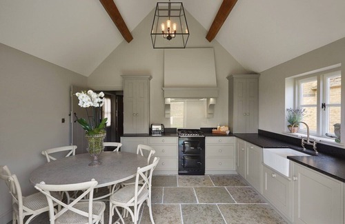 Southrop Cottage | Luxury Cosy Cotswolds Cottage-Parking-Fire-Garden