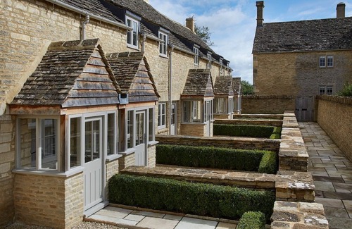 Southrop Cottage | Luxury Cosy Cotswolds Cottage-Parking-Fire-Garden
