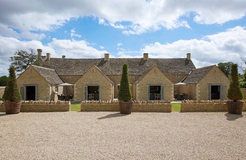 Southrop Cottage | Luxury Cosy Cotswolds Cottage-Parking-Fire-Garden