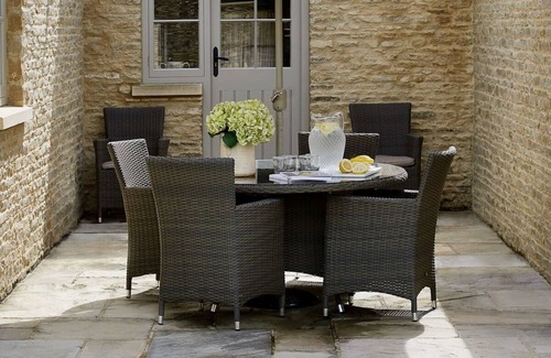 Southrop Cottage | Luxury Cosy Cotswolds Cottage-Parking-Fire-Garden
