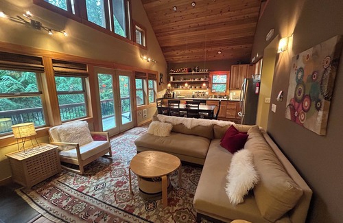 Glacier Cabin | Luxury Cottage In Snowline - Glacier, WA - near Mt Baker - hot tub!