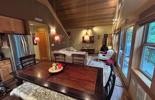 Glacier Cabin | Luxury Cottage In Snowline - Glacier, WA - near Mt Baker - hot tub!