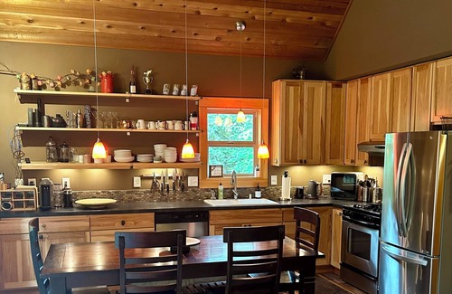 Glacier Cabin | Luxury Cottage In Snowline - Glacier, WA - near Mt Baker - hot tub!
