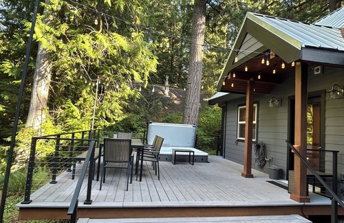 Glacier Cabin | Luxury Cottage In Snowline - Glacier, WA - near Mt Baker - hot tub!