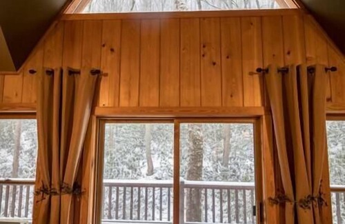 Robbinsville House | Luxury Creekside Lodge at Huffman Creek Retreat, Wifi, Private Hiking Trails