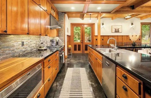 Cle Elum House | Luxury custom-built private mountain getaway with trail access