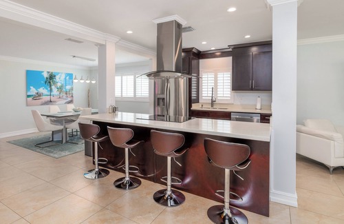 Poinsettia Heights House | LUXURY D/T OASIS 4/4 SLEEPS 12 BEACHES & NIGHTLIFE