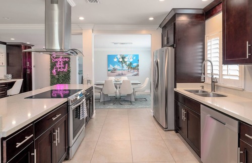 Poinsettia Heights House | LUXURY D/T OASIS 4/4 SLEEPS 12 BEACHES & NIGHTLIFE