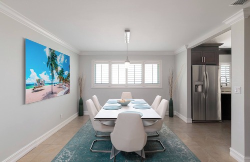 Poinsettia Heights House | LUXURY D/T OASIS 4/4 SLEEPS 12 BEACHES & NIGHTLIFE
