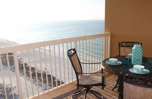 Destin Condo | Luxury direct oceanfront rental. Deep cleaned between all renters.