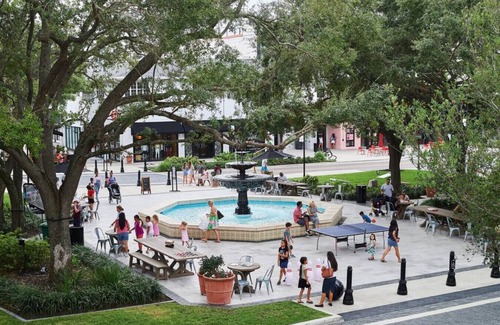 Courier City - Oscawana Apartment | Luxury downtown APT | Pool | gym | FREE parking A