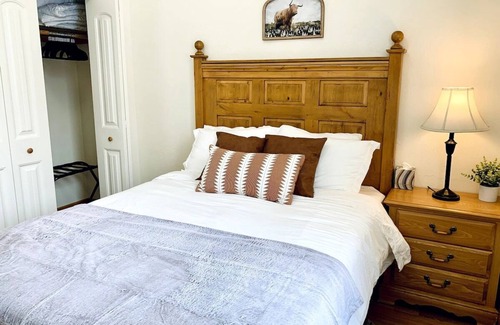 Helena Apartment | Luxury Downtown Condo #B King Ensuite