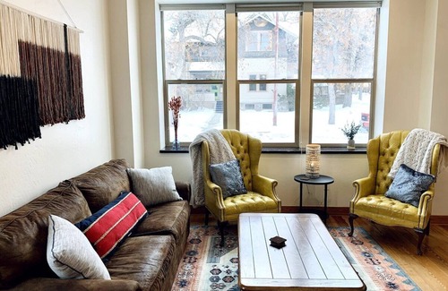 Helena Apartment | Luxury Downtown Condo #B King Ensuite