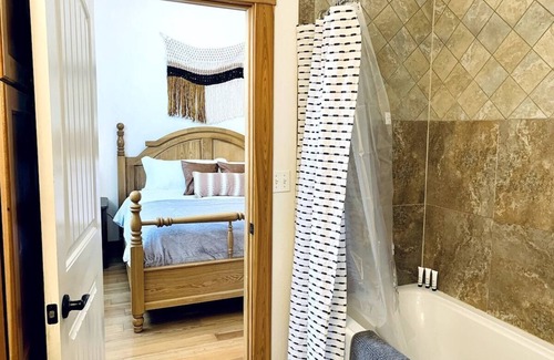 Helena Apartment | Luxury Downtown Condo #B King Ensuite