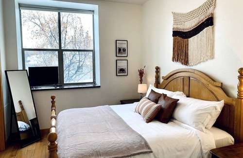 Helena Apartment | Luxury Downtown Condo #B King Ensuite