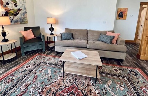 Helena Apartment | Luxury Downtown Condo #C w/desk