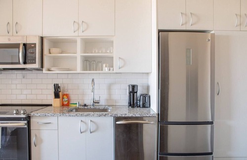Lower East Side Apartment | Luxury East Side Studio Apt Near Brady St with Balcony