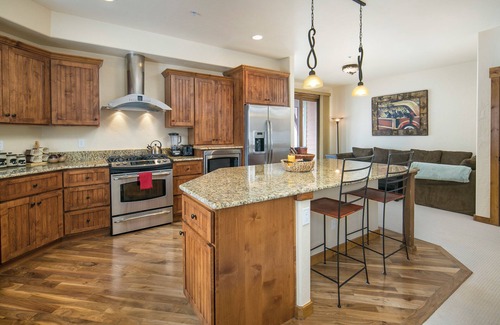 Bear Crossing House | Luxury, END UNIT townhome w/amazing views & privacy. High-end furnishings. Cozy.