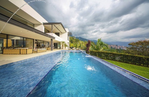 Buenos Aires Villa | Luxury Entertainment Mansion - 6 Bedroom, Heated Pool, Jacuzzi, Gym, Maid/Cook