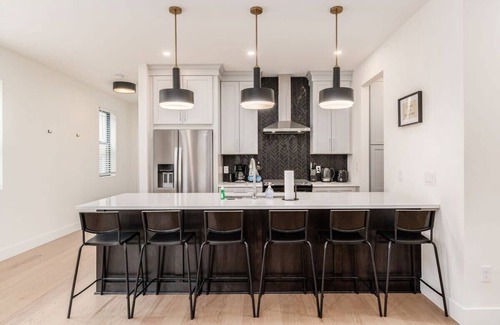 Near East Columbus Apartment | Luxury Escape 4BR 3 bath Oasis in Historic Old Town