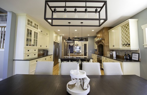 Nisswa Cabin | Luxury Family Lake Home-Hot tub, Sauna, Peloton, Game Tables, Mini Sport Court!