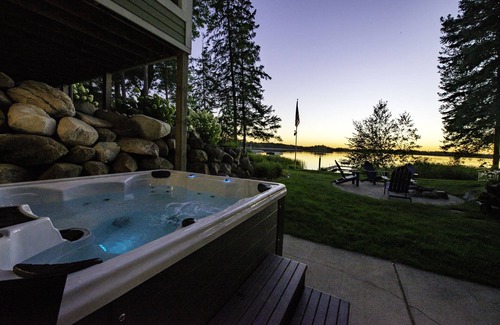 Nisswa Cabin | Luxury Family Lake Home-Hot tub, Sauna, Peloton, Game Tables, Mini Sport Court!