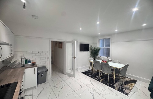 Ashburton Apartment | Luxury Furnished 2-king sizes bedroom Flat