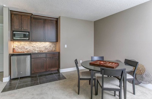 Rochester House | Luxury Furnished Villa Near Mayo Clinic!