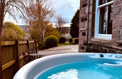 Pitlochry House | Luxury Getaway in Pitlochry – 6 Bedrooms, 5 Baths, Hot Tub & Scenic Views