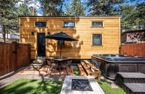 Woodland Park Ski Chalet | Luxury Glamping Tiny Haven, Firepit & Grill