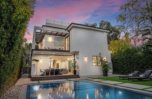 Sherman Oaks House | Luxury Green villa! 6bdr w pool and theatre