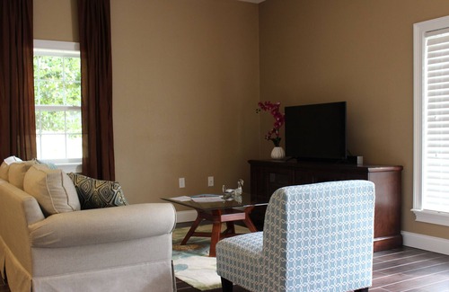 Lakeland House | Luxury Guest House at the Manor w Resort Style Pool Access