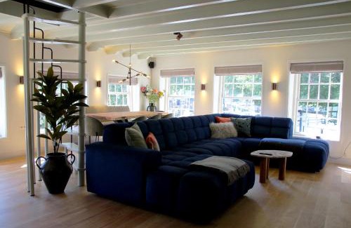 Medemblik Apartment | Luxury Harbour Apartment with Sauna and Jacuzzi