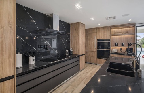 Paradise Valley Village Villa | Luxury High-End Finishes - Pickle ball+ Bball+Putt Putt+Pool+Spa+More