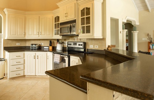 Coverley Villa | Luxury Holiday 3 Bedroom Villa w/private pool & air conditioning. Sleeps 7-9