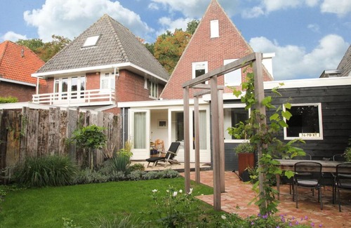 Heiloo House | Luxury Holiday Home in Heiloo with Terrace and Garden